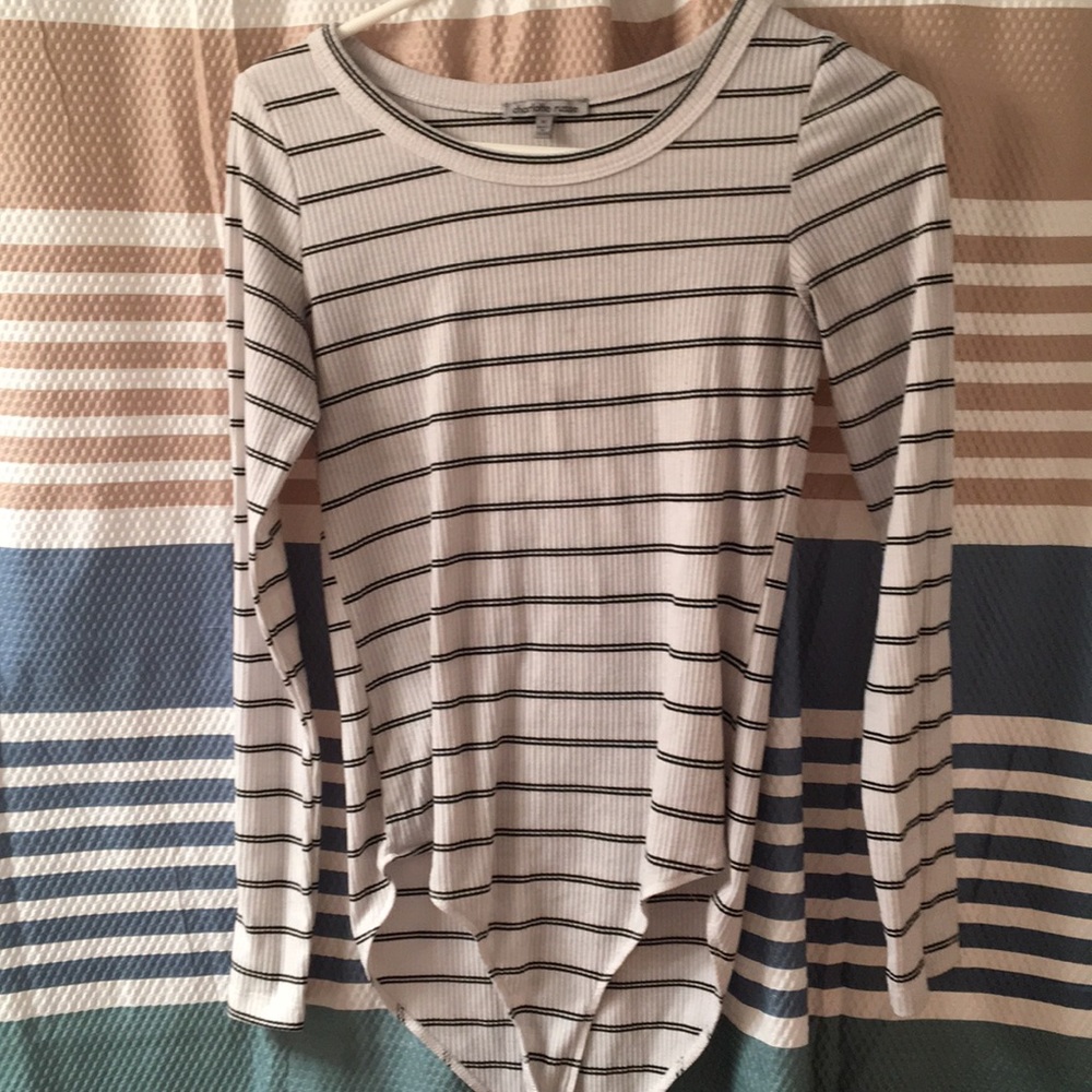 BLACK AND WHITE STRIPPED BODYSUIT